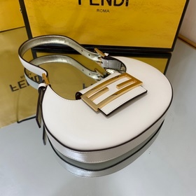 FENDI Мини-сумка в форме полумесяца, изготовлена из черной кожи 