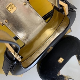 FENDI Мини-сумка в форме полумесяца из черной кожи С застежкой F
