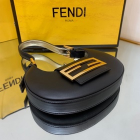 FENDI Мини-сумка в форме полумесяца из черной кожи С застежкой F