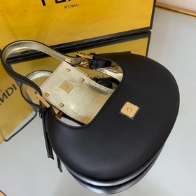 FENDI Мини-сумка в форме полумесяца из черной кожи С застежкой F