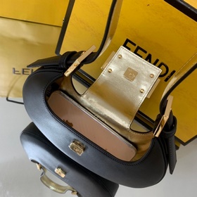 FENDI Мини-сумка в форме полумесяца из черной кожи С застежкой F