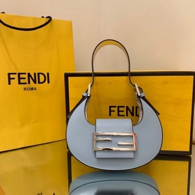 FENDI Мини-сумка в форме полумесяца, изготовлена из черной кожи