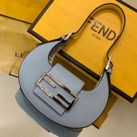 FENDI Мини-сумка в форме полумесяца, изготовлена из черной кожи