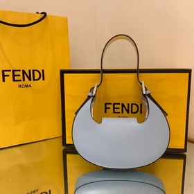 FENDI Мини-сумка в форме полумесяца, изготовлена из черной кожи