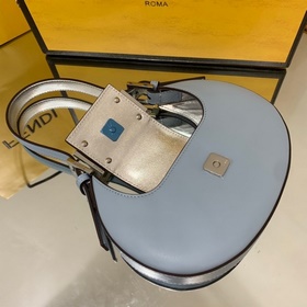 FENDI Мини-сумка в форме полумесяца, изготовлена из черной кожи