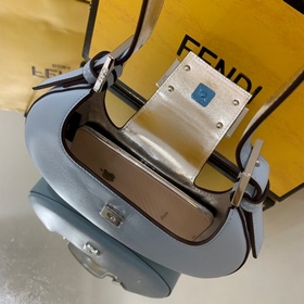 FENDI Мини-сумка в форме полумесяца, изготовлена из черной кожи 