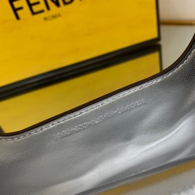 FENDI Мини-сумка в форме полумесяца, изготовлена из черной кожи 