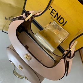 FENDI Мини-сумка в форме полумесяца, изготовлена из черной кожи 