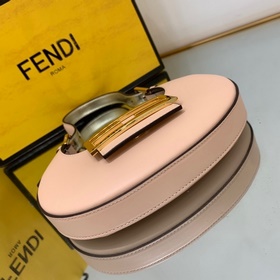 FENDI Мини-сумка в форме полумесяца, изготовлена из черной кожи 
