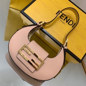 FENDI Мини-сумка в форме полумесяца, изготовлена из черной кожи 