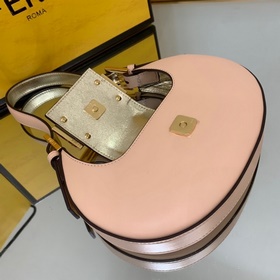 FENDI Мини-сумка в форме полумесяца, изготовлена из черной кожи 