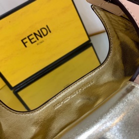 FENDI Мини-сумка в форме полумесяца, изготовлена из черной кожи 