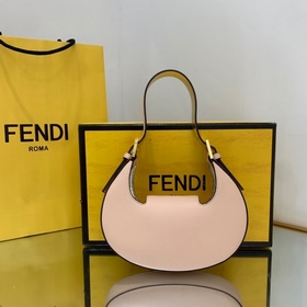 FENDI Мини-сумка в форме полумесяца, изготовлена из черной кожи 