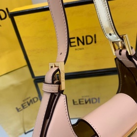 FENDI Мини-сумка в форме полумесяца, изготовлена из черной кожи 
