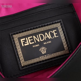 FENDI Самая популярная сумка среди модников – это, пожалуй, эта 