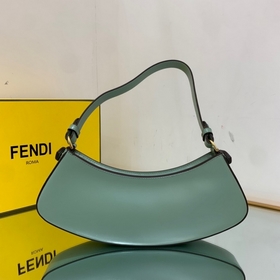FENDI Новейшая сумка FENDI Вдохновленная 90-ми годами, эта сумк