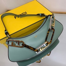 FENDI Новейшая сумка FENDI Вдохновленная 90-ми годами, эта сумк