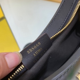 Сумка FENDI Новейшая сумка Fendi Вдохновленная 90-ми годами, эта