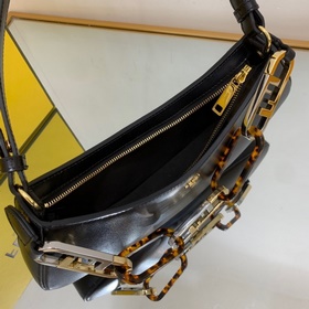 Сумка FENDI Новейшая сумка Fendi Вдохновленная 90-ми годами, эта 