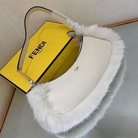 Сумка FENDI Новейшая сумка FENDI Вдохновленная 90-ми годами, эт