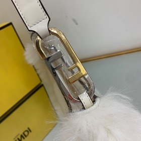 Сумка FENDI Новейшая сумка FENDI Вдохновленная 90-ми годами, эт