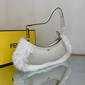 Сумка FENDI Новейшая сумка FENDI Вдохновленная 90-ми годами, эт