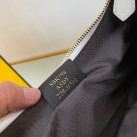 FENDI Сумка New Moon из мягкой белой кожи При ношении под мышкой
