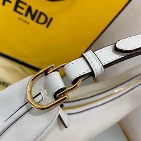 FENDI Сумка New Moon из мягкой белой кожи При ношении под мышкой