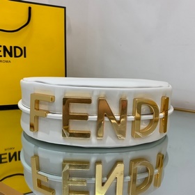 FENDI Сумка New Moon из мягкой белой кожи При ношении под мышкой