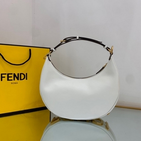 FENDI Сумка New Moon из мягкой белой кожи При ношении под мышкой