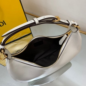 FENDI Сумка New Moon из мягкой белой кожи При ношении под мышкой