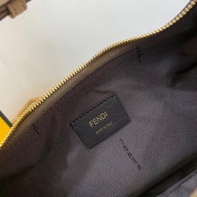FENDI Сумка New Moon из мягкой кожи серебристого цвета При ношен