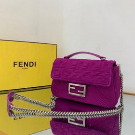 FENDI Средняя сумка с цепочкой через плечо, из красного высокоте