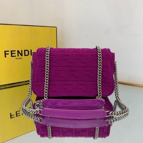 FENDI Средняя сумка с цепочкой через плечо, из красного высокоте