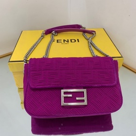 FENDI Средняя сумка с цепочкой через плечо, из красного высокоте