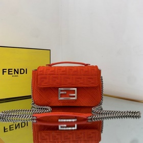 FENDI Средняя сумка с цепочным ремнем через плечо, из красного в
