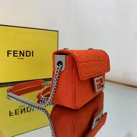 FENDI Средняя сумка с цепочным ремнем через плечо, из красного в