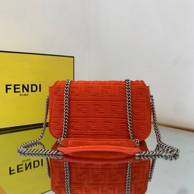 FENDI Средняя сумка с цепочным ремнем через плечо, из красного в