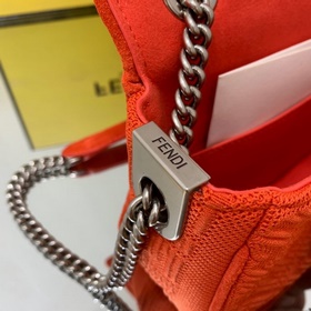 FENDI Средняя сумка с цепочным ремнем через плечо, из красного в