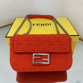 FENDI Средняя сумка с цепочным ремнем через плечо, из красного в