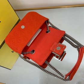 FENDI Средняя сумка с цепочным ремнем через плечо, из красного в
