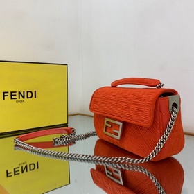 FENDI Средняя сумка с цепочным ремнем через плечо, из красного в