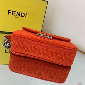 FENDI Средняя сумка с цепочным ремнем через плечо, из красного в