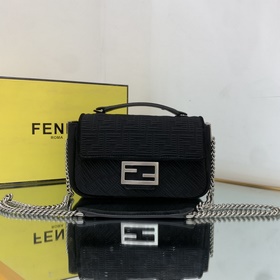 FENDI Средняя сумка с цепочным ремнем через плечо, из красного в