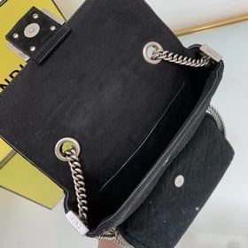 FENDI Средняя сумка с цепочным ремнем через плечо, из красного в
