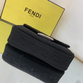 FENDI Средняя сумка с цепочным ремнем через плечо, из красного в