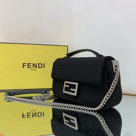 FENDI Средняя сумка с цепочным ремнем через плечо, из красного в