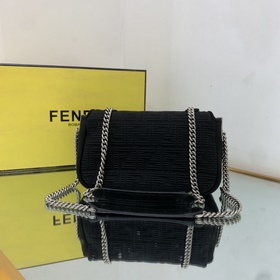 FENDI Средняя сумка с цепочным ремнем через плечо, из красного в