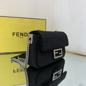 FENDI Средняя сумка с цепочным ремнем через плечо, из красного в