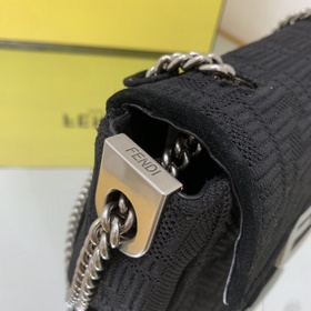 FENDI Средняя сумка с цепочным ремнем через плечо, из красного в